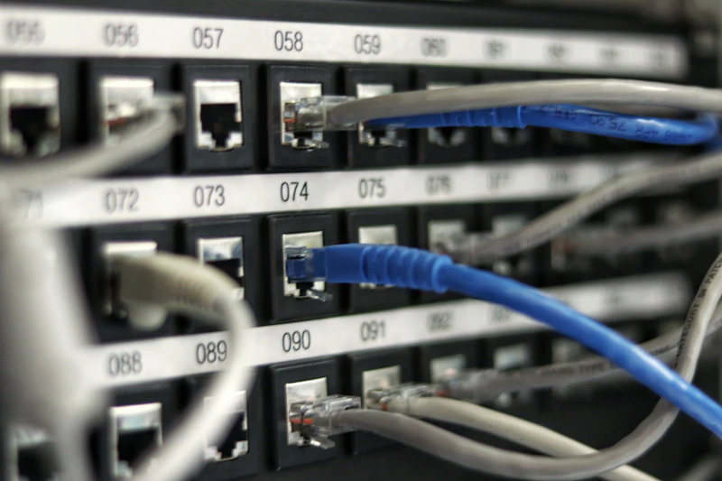 Fileiras de servidores em um centro de dados